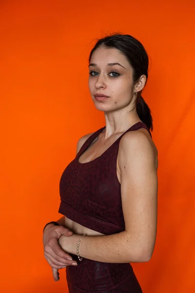 Ritratto Donna Magra Indossare Panno Sportivo Isolato Sfondo Arancione Sport — Foto Stock