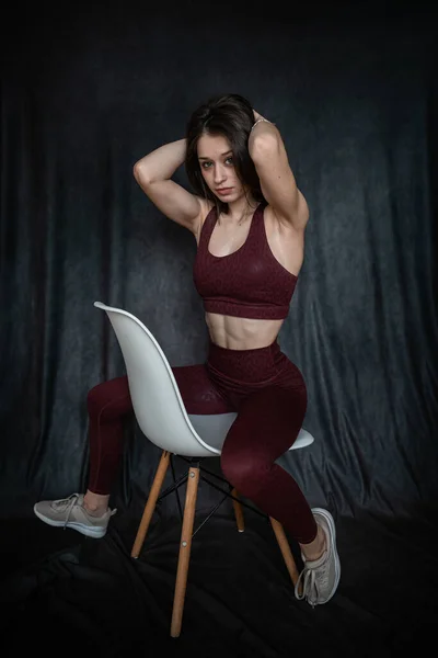 Atlética Morena Joven Mujer Usar Sujetador Clort Sentado Silla Sesión —  Fotos de Stock