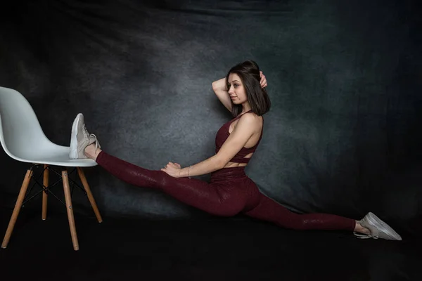 Jonge Slanke Vrouw Sport Doek Doen Split Stretching Oefening Tegen — Stockfoto