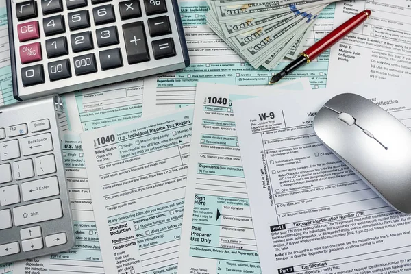 1040 Blank Individual Income Tax Return 2022 Dollar Calculator Pen - Stock-foto