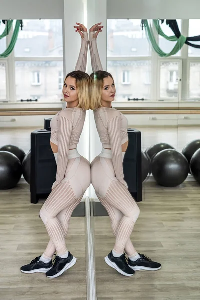 Pretty Blonde Athletic Figure Leans Mirror Hall Reflection Mirror — Fotografia de Stock