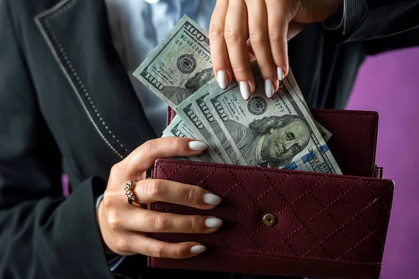 Närbild Kvinnliga Händer Lägga Dollarsedel Hennes Handväska Titta Plånboken Pengar — Stockfoto
