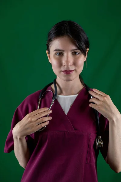 Lekarz Stażystka Stoi Zielonym Tle Mundurze Medycznym Koncepcja Medycyny Stetoskop — Zdjęcie stockowe