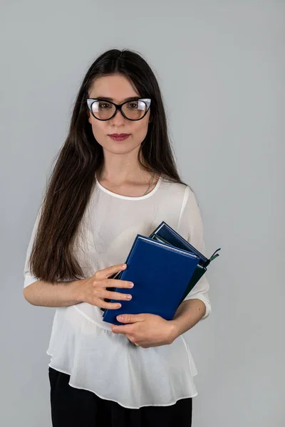 Foto Uma Professora Encantadora Segurando Livro Usando Óculos Uma Camisa — Fotografia de Stock