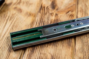 Çelik bir teleskopik çubukla çekmeceler masanın üzerine yerleştirilir. Mutfak mobilyası detayları.