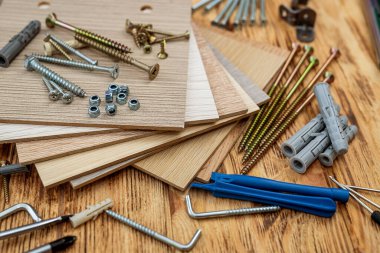 Dükkan vitrinlerini dekore etmek için tahta parmaklık örnekleri ve yakın plan resimli vidalar. onarım kavramı