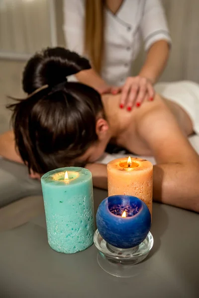 Massaggiatore Facendo Rilassarsi Massaggiando Indietro Del Suo Giovane Cliente Femminile — Foto Stock