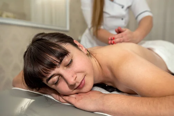 Schöne Schlanke Frau Liegt Und Genießt Eine Rückenmassage Wellness Salon — Stockfoto