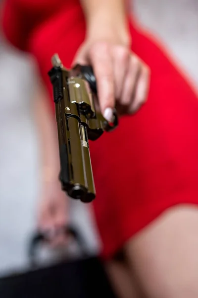 Female Spy Agent Gun Her Hand Grey Crime Concept — Stockfoto