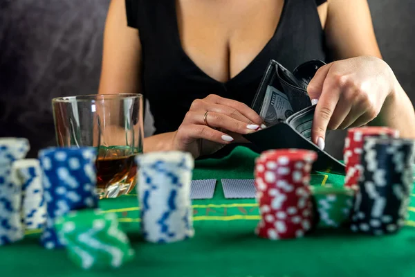 女的手从圆扑克牌桌上的纸堆上取下扑克牌 扑克中的高风险赌注 — 图库照片