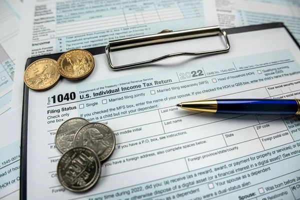 納税申告書1040にコインセント 会計の概念 — ストック写真
