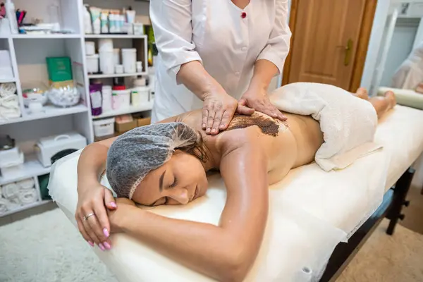 Hands Female Masseur Help Oils While Massaging Back Beauty Client — Stockfoto