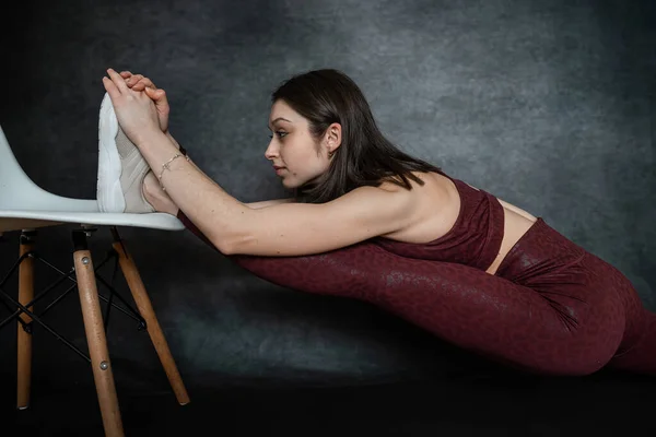 Atractiva Mujer Delgada Caucásica Tela Deportiva Haciendo Yoga Estirándose Estudio — Foto de Stock