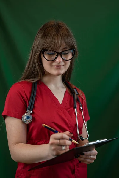 Piękna Młoda Pielęgniarka Nosi Mundur Trzymając Stetoskop Schowek Odizolowanymi Dokumentami — Zdjęcie stockowe