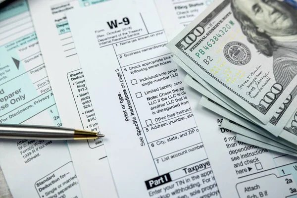 Λευκό Έντυπο Φορολογικής Δήλωσης 1040 Τραπεζογραμμάτιο Δολαρίων Σχέδιο Χρηματοδότησης Επιχειρήσεων — Φωτογραφία Αρχείου