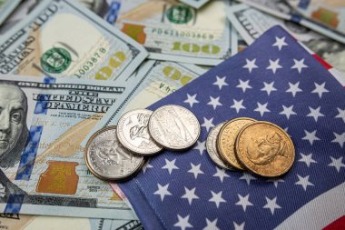 Dolar banknotları ve paraları olan Amerikan bayrağı. Finans kavramı