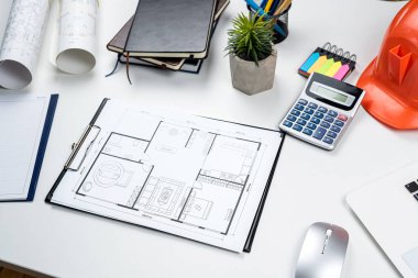 Ofis işyerindeki sabit şapkalı ve aletli konut projesinin planları. Yapı kavramları