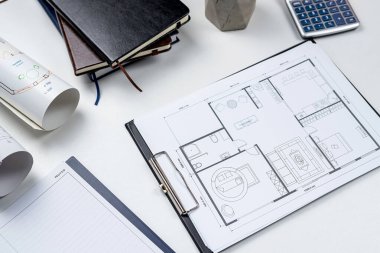 Ofis işyerindeki sabit şapkalı ve aletli konut projesinin planları. Yapı kavramları