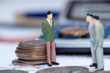 Minyatür insanlar bizimle birlikte iş grafiği grafiğinde yazı tura atıyorlar. İş büyümesi konsepti. Para 