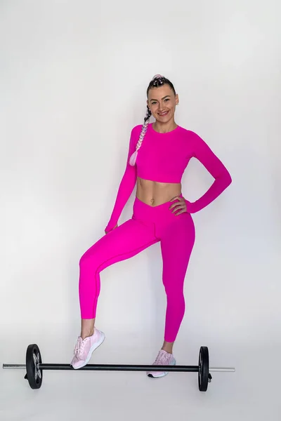 분홍색 크림슨 여교사는 스튜디오 배경에 사용하여 효과적 운동을 고립된 — 스톡 사진
