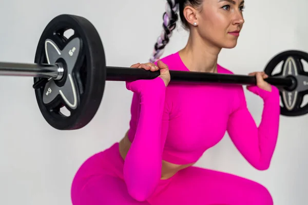 Жіночий Тренер Яскраво Рожевому Малині Робить Чудові Ефективні Вправи Барбелом — стокове фото