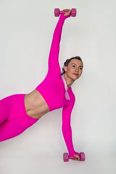 Retrato Mulher Fitness Jovem Saudável Fazendo Exercícios Com Halteres Isolados — Fotografia de Stock