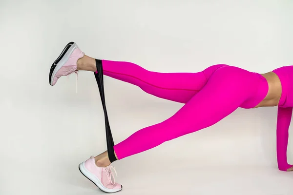 Mulher Fazendo Exercícios Com Bandas Resistência Torno Suas Pernas Isoladas — Fotografia de Stock
