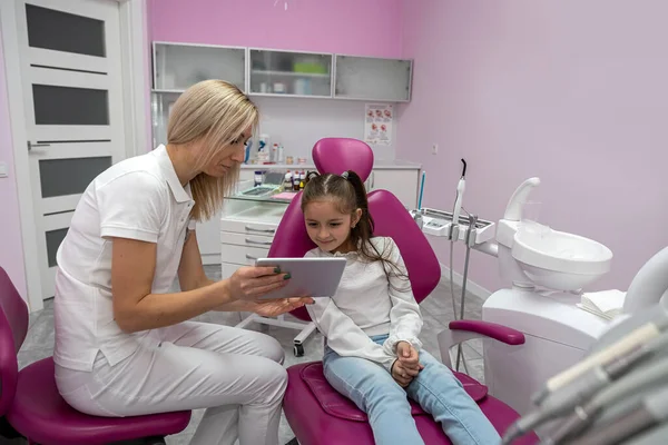 Kadın Dişçi Ağız Boşluğunu Incelemeden Önce Tabletteki Bir Kıza Çizgi — Stok fotoğraf