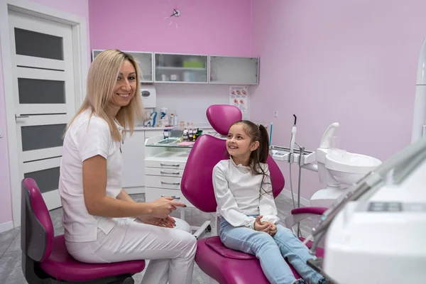 Muayene Için Dişçi Muayenehanesinde Oturan Güzel Bir Kızın Yakın Çekimi — Stok fotoğraf