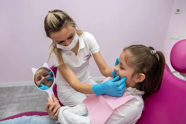 Little Patient Admires Her Healthy Teeth Reflected Mirrors Dentistry Examination — Foto Stock