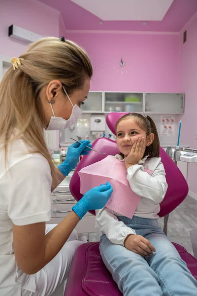 Küçük Kız Diş Ağrısı Şikayetiyle Dişçiye Geldi Çocuk Dişçiliğinde Resepsiyon — Stok fotoğraf