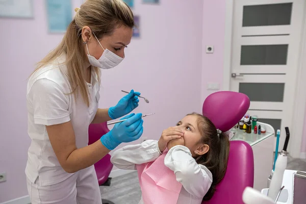 Küçük Hasta Elleriyle Ağzını Kapatıyor Dişçinin Ağzına Bakmasına Izin Vermiyor — Stok fotoğraf