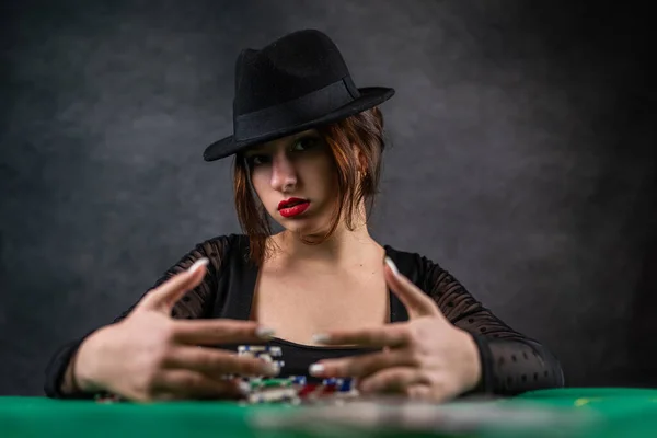Attraktiv Flicka Svart Klänning Lutar Sig Bordet Håller Ett Pokerchip — Stockfoto