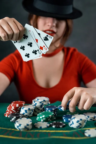 Παίκτης Πόκερ Κάθεται Ένα Τραπέζι Πόκερ Κάρτες Στα Χέρια Της — Φωτογραφία Αρχείου