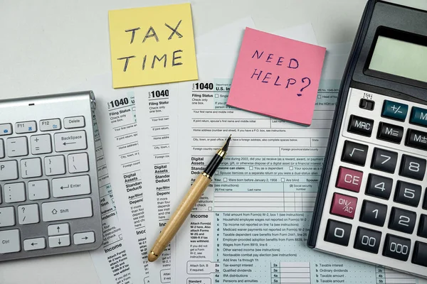 Text Tax Time Poznámkou Prázdné Daňové Formuláře 1040 Perem Kalkulačka — Stock fotografie