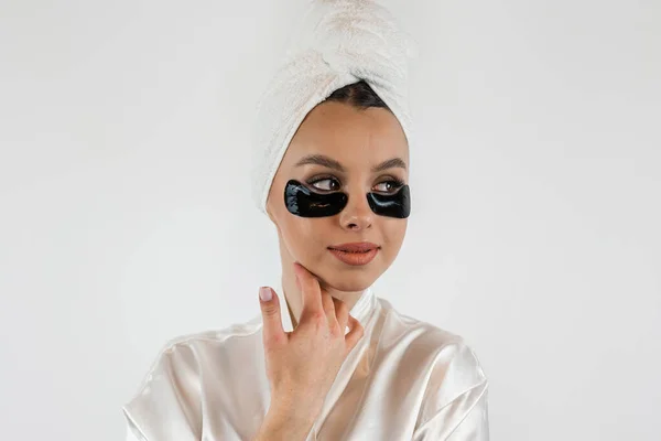 Mujer Joven Bonita Toalla Usando Parche Colágeno Negro Bajo Ojo — Foto de Stock