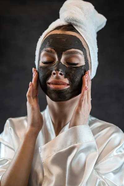 Ritratto Donna Caucasica Bruna Indossare Asciugamano Bianco Con Fango Argilla — Foto Stock