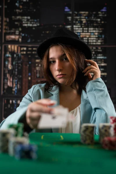 Női Pókerjátékos Gyönyörűen Öltözött Tökéletes Parfüm Kártyákkal Kezében Kaszinó Asztalnál — Stock Fotó