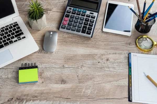 Business Hintergrund Laptop Notizblock Stift Taschenrechner Auf Büro Holztisch Ansicht — Stockfoto