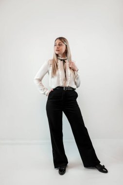 Genç bir iş kadınının tam boy portresi, stüdyo çekimi. Yaşam biçimi