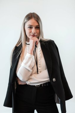 Beyaz gri arka planda kendine güvenen beyaz iş kadınının portresi. 