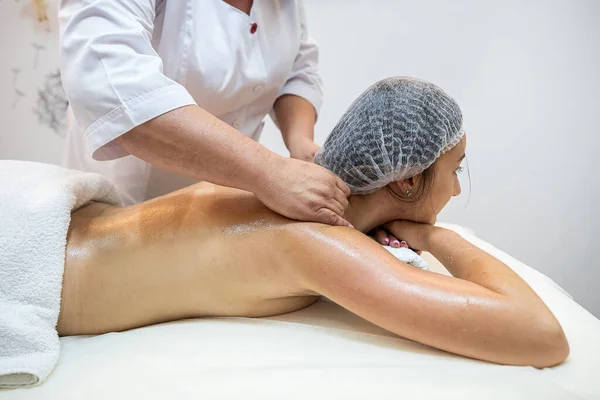 Masseuse Massages Beautiful Woman Spa Show Her Figure Healthy Lifestyle — Stockfoto