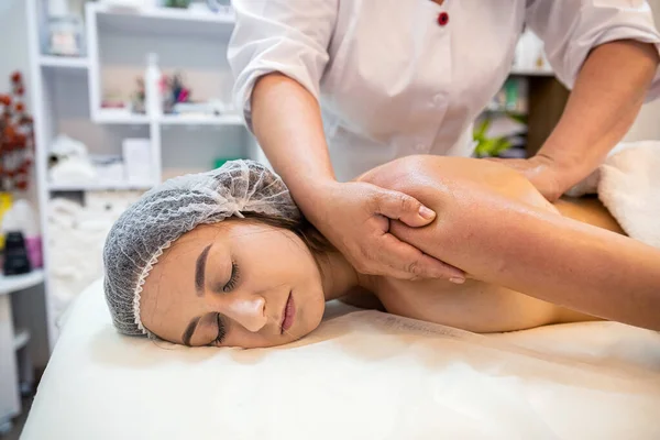 Masseuse Massages Back Female Client Massage Table Close Spa Salon — 스톡 사진