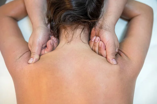 Body Care Procedure Young Woman Lying White Sheets Masseuse Massages — Foto de Stock