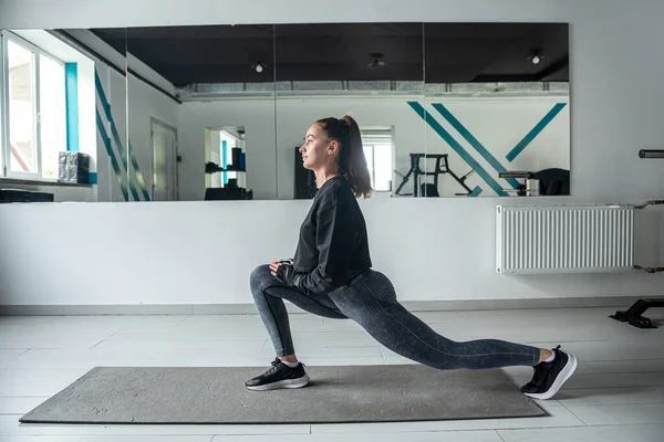 Dark Haired Woman Muscular Shape Training Her Body Muscles Exercise — Fotografia de Stock