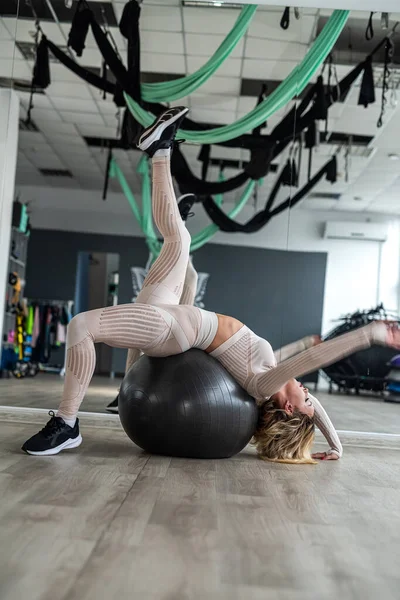 Mulher Bonita Aprende Pilates Ginásio Com Ajuda Uma Bola Desporto — Fotografia de Stock