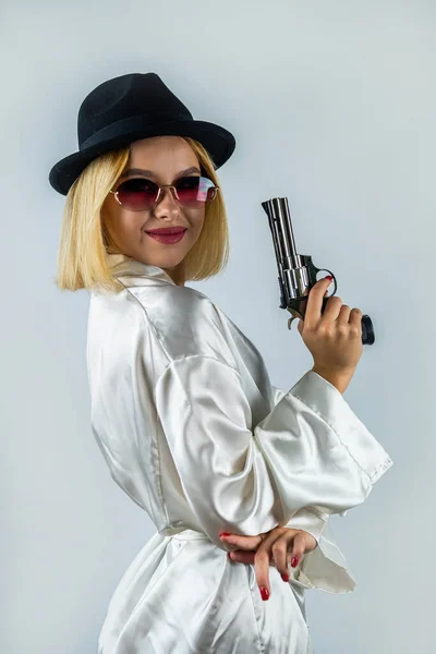 Portrét Sexy Elegantní Ženy Županu Pózující Černém Klobouku Držící Zbraň — Stock fotografie