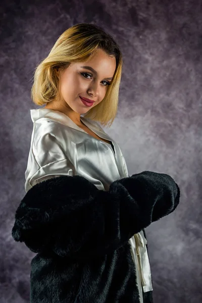 Bonita Mujer Joven Una Hermosa Túnica Seda Ligera Con Abrigo —  Fotos de Stock