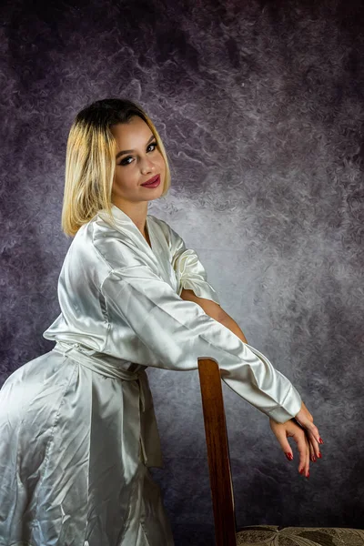 Jeune Femme Blonde Mince Dans Une Robe Chambre Élégante Isolé — Photo