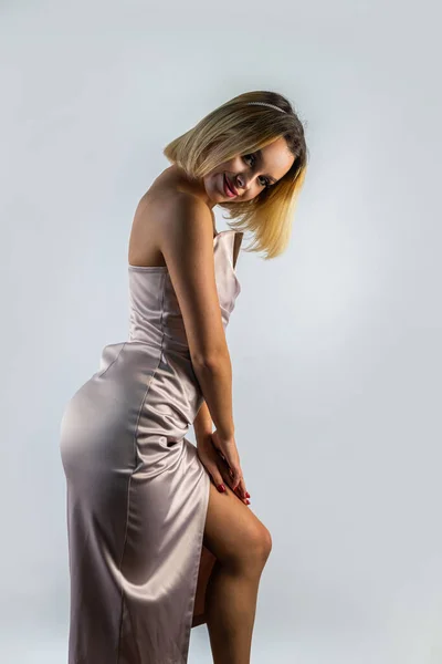 Портрет Жінки Моделі Блондинки Красивій Вечірній Шовковій Сукні Студії Висока — стокове фото